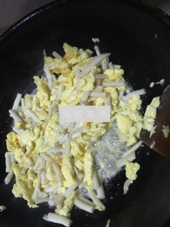 海鲜菇炒鸡蛋的做法图解7