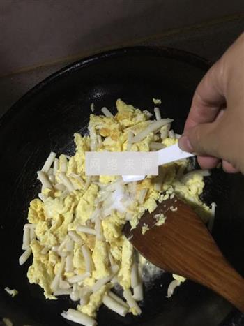 海鲜菇炒鸡蛋的做法步骤8