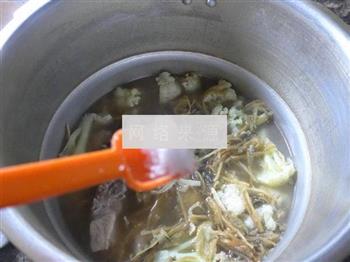 笋干菜花菜龙骨汤的做法步骤7