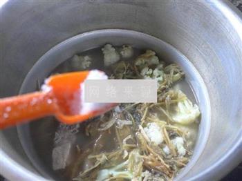 笋干菜花菜龙骨汤的做法步骤8