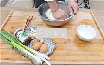 香菇酱荠菜饺子的做法步骤2