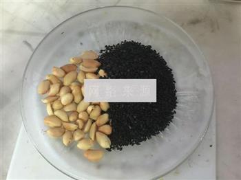 黑芝麻花生豆浆的做法步骤1
