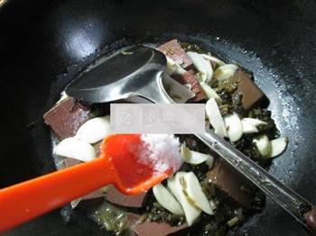 雪菜茭白煮鸭血的做法图解7