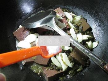 雪菜茭白煮鸭血的做法图解8