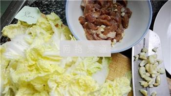 家常菜之木耳炒白菜的做法步骤2