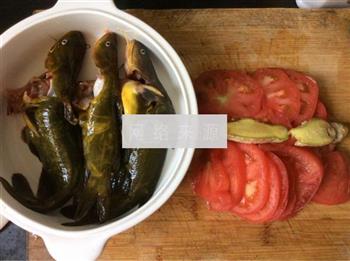西红柿黄骨鱼汤的做法图解1