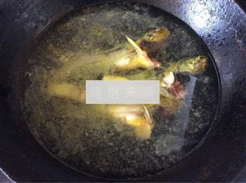 西红柿黄骨鱼汤的做法步骤3
