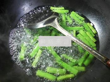 五花肉泡菜炒梅豆的做法步骤2