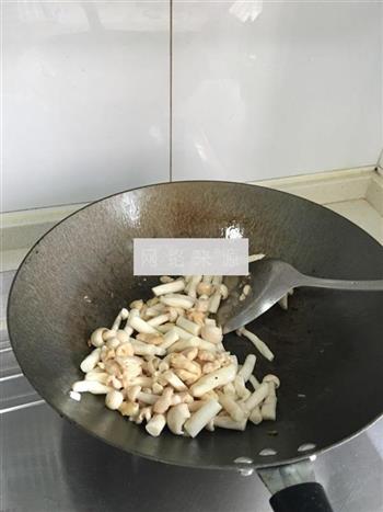 肉炒海鲜菇的做法步骤7