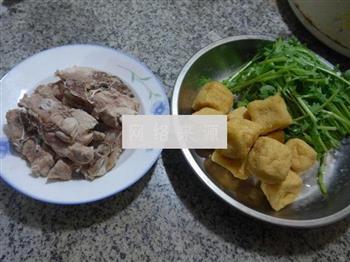 茼蒿油豆腐龙骨汤的做法步骤1