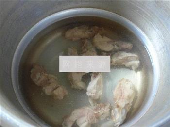 茼蒿油豆腐龙骨汤的做法步骤3