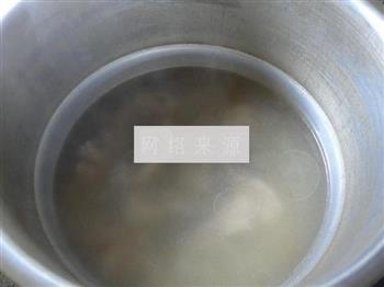 茼蒿油豆腐龙骨汤的做法步骤5