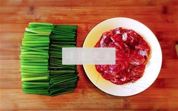 韭菜花炒牛肉的做法图解3