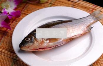 紫金山泉阿胶鲫鱼汤的做法步骤2