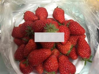 草莓冰沙的做法步骤1