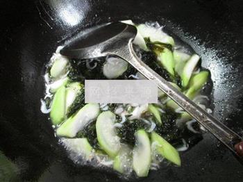 紫菜虾皮煮长瓜的做法步骤6