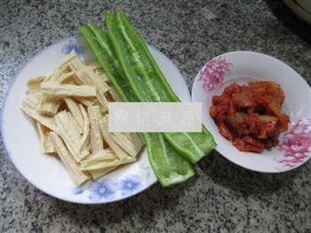 尖椒泡菜炒腐竹的做法步骤1
