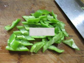 尖椒泡菜炒腐竹的做法步骤2