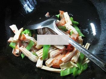 尖椒泡菜炒腐竹的做法步骤3