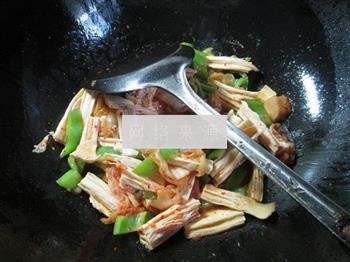 尖椒泡菜炒腐竹的做法步骤5