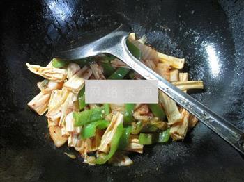 尖椒泡菜炒腐竹的做法步骤8