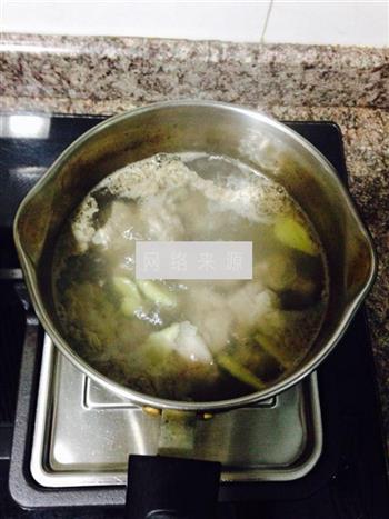 苦瓜排骨汤的做法步骤2