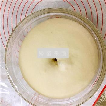 天然酵种松仁小餐包的做法步骤2