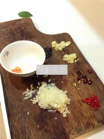GUTEN蒜辣鮮蝦麵的做法步骤1