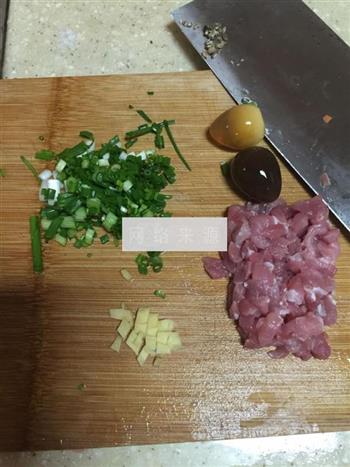 皮蛋瘦肉蔬菜粥的做法步骤2