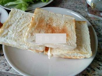 鸡蛋培根生菜三明治的做法图解2