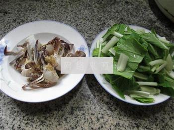 螃蟹小白菜汤的做法图解1