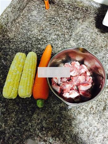 玉米萝卜排骨汤的做法图解1