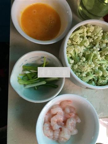 虾仁鸡蛋炒花菜的做法步骤1