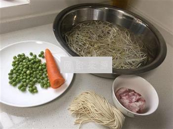 豌豆肉末炒面的做法图解1