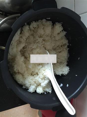 什锦海鲜炒饭的做法步骤2