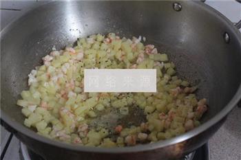 土豆虾仁焖饭的做法步骤4
