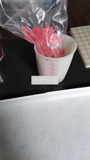 草莓马卡龙棒棒糖的做法图解5