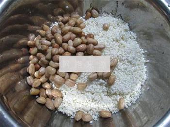 花生米葡萄干糯米粽的做法步骤3