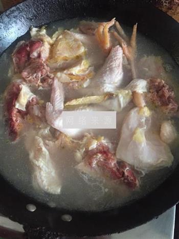 茶树菇柴鸡汤的做法步骤3