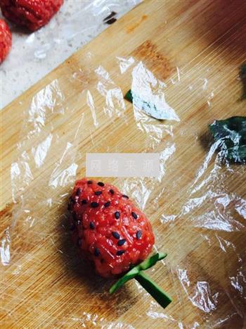 草莓糯米饭团的做法步骤5