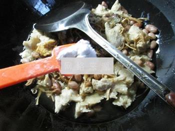 花生米笋干菜烧烤麸的做法步骤7