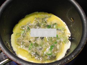 咸菜煎蛋的做法步骤5