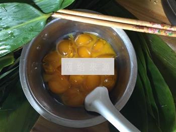 蛋黄肉粽的做法步骤6