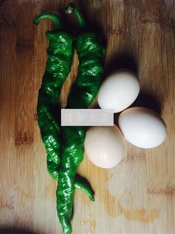 青椒煎蛋的做法图解1