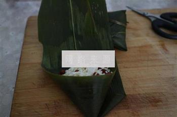 北方糯米红枣蜜豆粽的做法步骤4