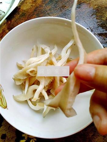 鲜味平菇鲫鱼汤的做法步骤2