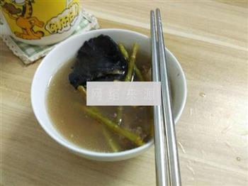 灵芝石斛猪骨汤的做法图解3