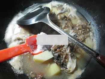 笋干菜螃蟹土豆汤的做法图解6
