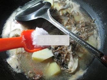 笋干菜螃蟹土豆汤的做法图解7