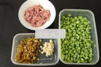榨菜肉末炒四季豆的做法步骤1